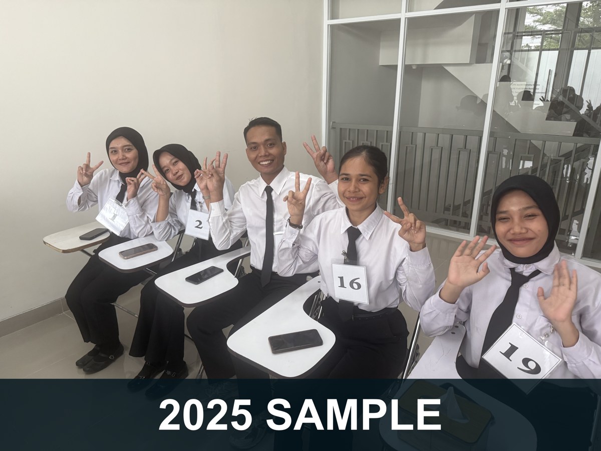 教室で仲間と笑顔（2025 SAMPLE）